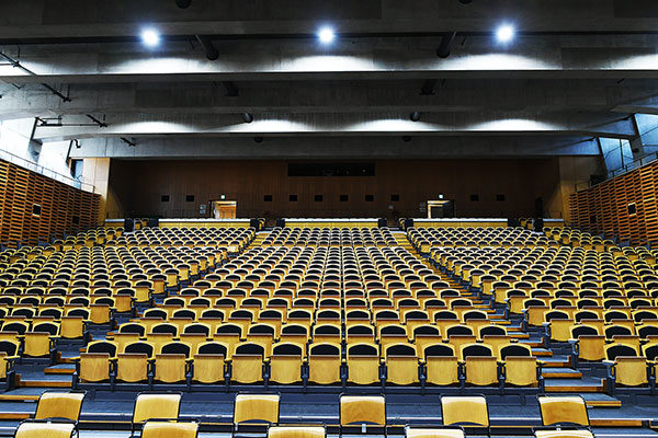 アリーナまい進